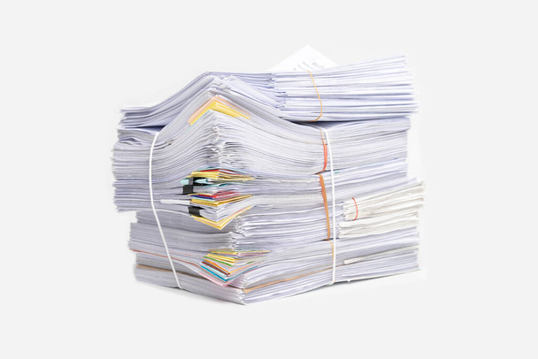 Στοίβα εγγράφων που απομονώνονται σε λευκό φόντο. Συλλογή εγγράφων. - Φωτογραφία, εικόνα