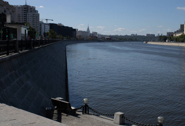 Betonnen treden die leiden naar het water van de rivier Moskva - Foto, afbeelding