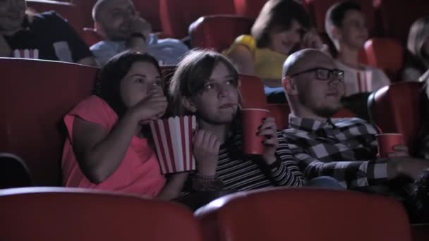 Девочки-подростки смотрят захватывающие фильмы в кино - Кадры, видео