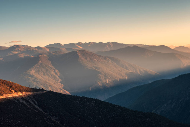 Yading Doğa Koruma Alanındaki Ulusal Park 'ta gün doğumu - Fotoğraf, Görsel