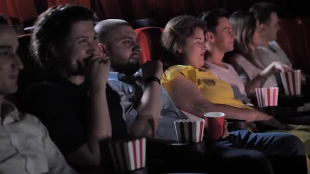 Aufgeregte Zuschauer genießen Film im Kino - Filmmaterial, Video