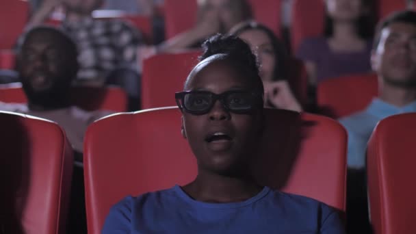 Afrykańska amerykanka ogląda ekscytujący film 3D - Materiał filmowy, wideo