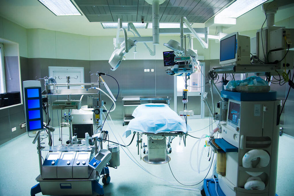 Sala de reabilitação com equipamento. Câmara de ressuscitação em hospital municipal - Foto, Imagem