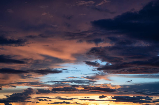 Dramatyczne zachmurzenie słońca na wieczornym niebie - Zdjęcie, obraz