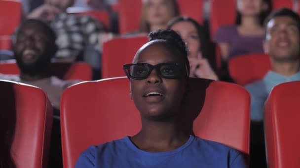 Χαμογελώντας μαύρη γυναίκα απολαμβάνοντας συναρπαστική 3d ταινία - Πλάνα, βίντεο