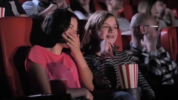 Teenagermädchen zittern vor Lachen bei Komödie - Filmmaterial, Video