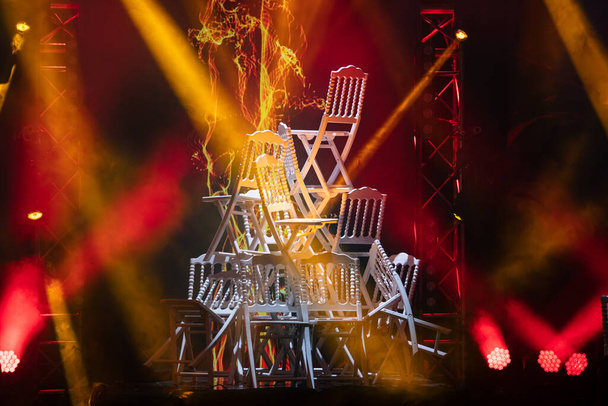 Fehér székek piramisa a színpadon - Fotó, kép