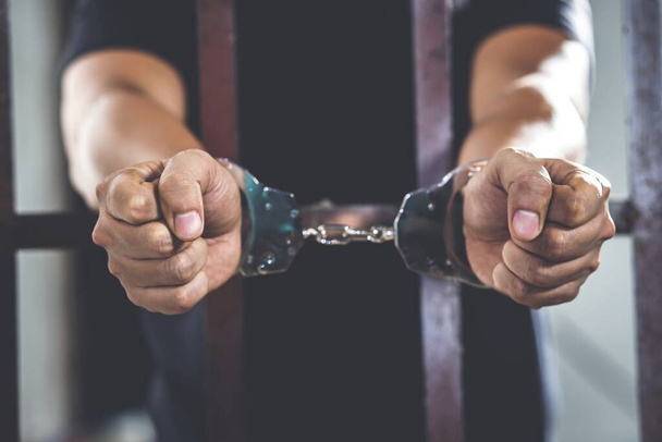 Заключенный в наручниках в тюрьме - Фото, изображение