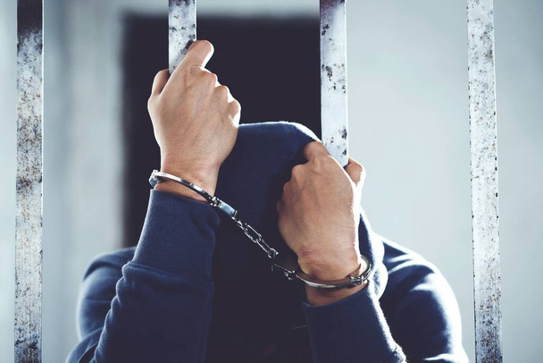 Prisonnier menotté en prison - Photo, image