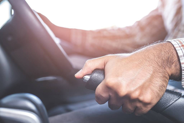 Мужская рука нажимает на тормоз для безопасности - Фото, изображение