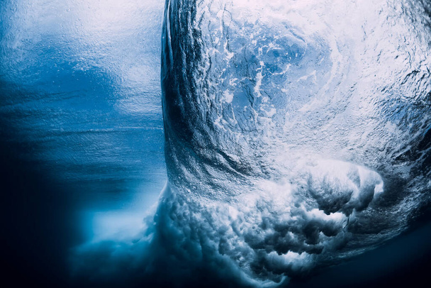 Κύμα πρόσκρουσης με αφρό και φυσαλίδες αέρα κάτω από το νερό. Διαφανές νερό ωκεανού - Φωτογραφία, εικόνα