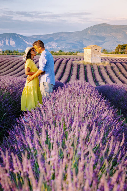 Néhány férfi és nő nyaralni a provence-i levendula mezők, Provence, Lavender mező Franciaország, Valensole fennsík, színes mező Lavender Valensole fennsík, Provence, Dél-Franciaország. Levendula - Fotó, kép