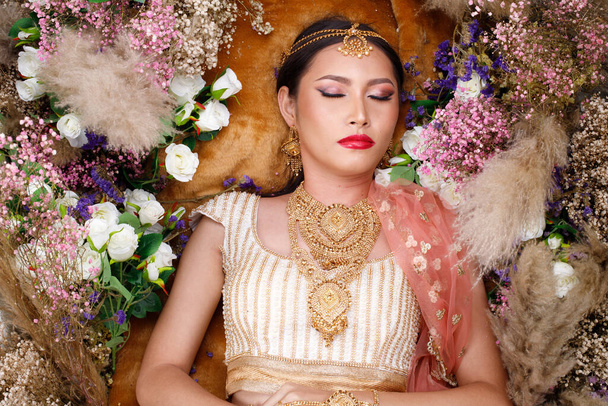 Indická krása tvář perfektní make-up svatební nevěsta, Portrét krásné ženy v červené růžové tradiční Indie svatební kostým s těžkými šperky a make-up - Fotografie, Obrázek