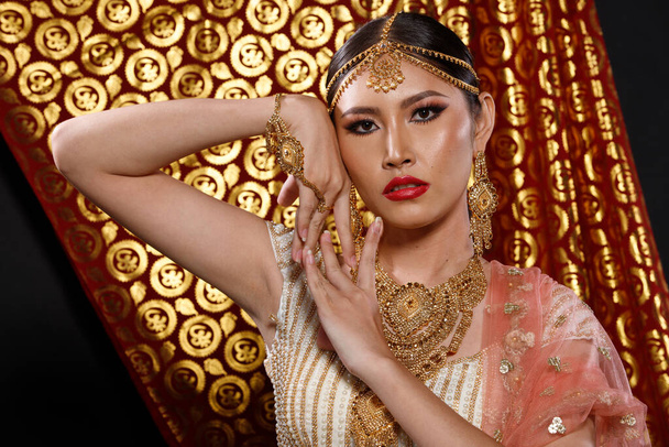 Ινδική ομορφιά πρόσωπο τέλειο συνθέτουν νύφη του γάμου, Πορτρέτο μιας όμορφης γυναίκας σε κόκκινο ροζ παραδοσιακή ινδική νυφική φορεσιά με βαριά κοσμήματα και μακιγιάζ - Φωτογραφία, εικόνα
