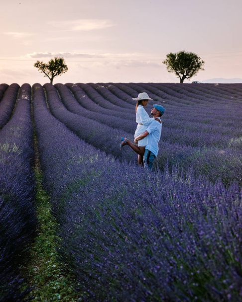 Paar mannen en vrouwen op vakantie op de Provençaalse lavendelvelden, Provence, Lavendelveld Frankrijk, Valensole Plateau, kleurrijk veld van Lavendel Valensole Plateau, Provence, Zuid-Frankrijk. Lavendel - Foto, afbeelding