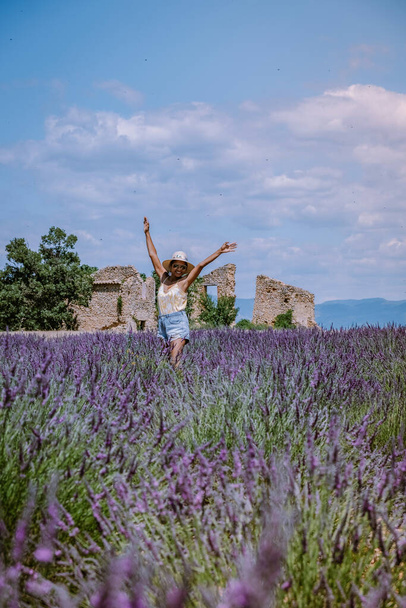 nő nyaralni a provence-i levendula mezők, Provence, Lavender mező Franciaország, Valensole fennsík, színes mező Lavender Valensole fennsík, Provence, Dél-Franciaország. Levendula mező - Fotó, kép