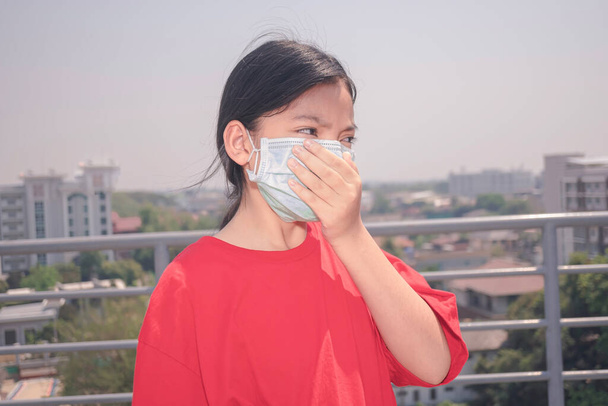 Coronavirus y contaminación atmosférica concepto pm2.5. Chica asiática con máscara para protegerla del virus Corona. pandemia del virus Corona. En la situación epidémica del coronavirus. - Foto, Imagen
