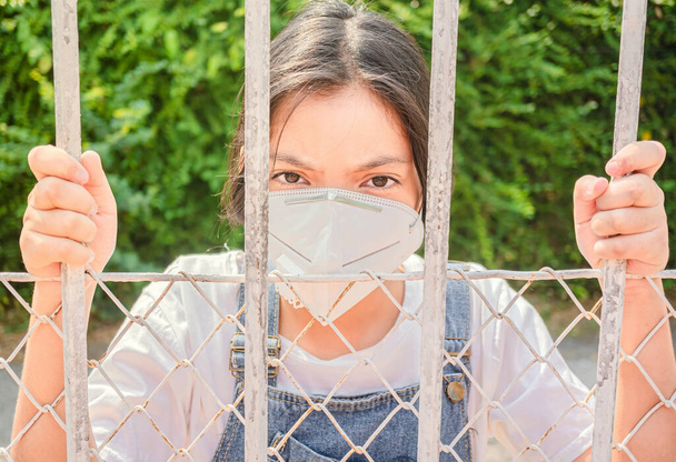 Девушка из Азии на карантине от коронной инфекции в доме. - Фото, изображение