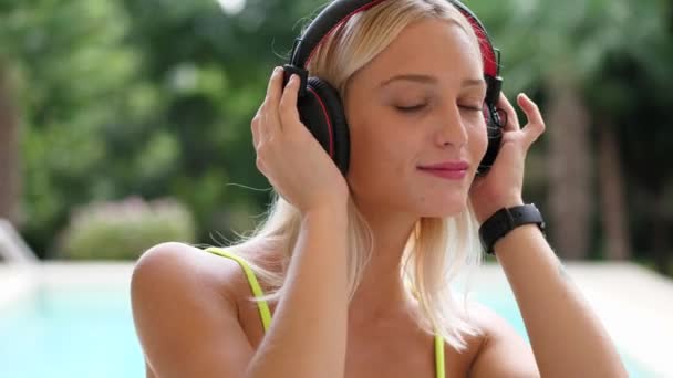Pretty Woman Słuchanie muzyki z zegarka Smartwatch i zaproszenie do tańca - Materiał filmowy, wideo