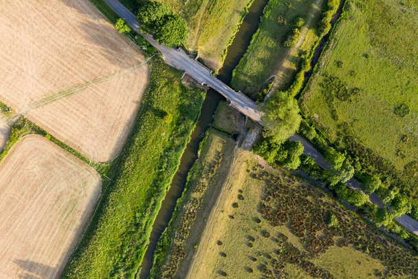 Wspaniały krajobraz drona nad bujną zielenią Lato Angielski wsi w późnym popołudniem światło - Zdjęcie, obraz