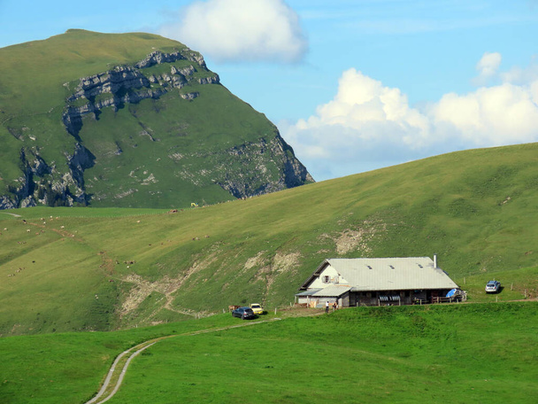 Traditional rural architecture and family livestock farms of the Uri Alps mountain massif, Melchtal - Canton of Obwald, Switzerland (Kanton Obwalden, Schweiz) - Foto, imagen