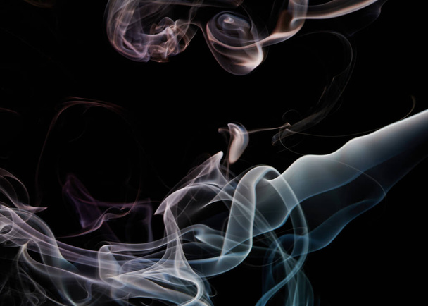 Curvas de fumaça no fundo preto cor roxa e azul
 - Foto, Imagem