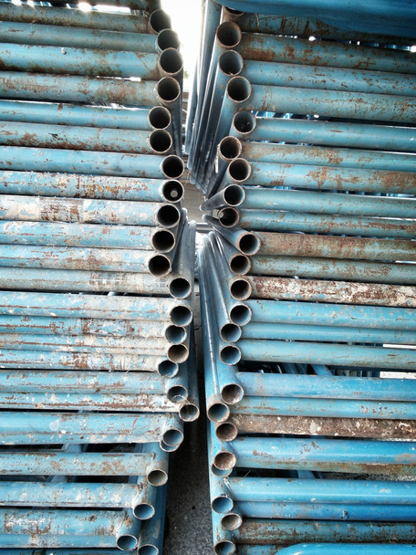 Tubos de hierro viejos apilados
 - Foto, Imagen