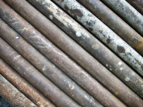 Tubos de hierro viejos apilados
 - Foto, imagen