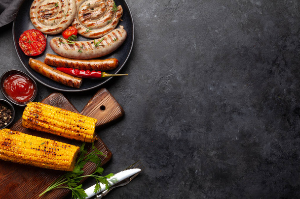 Saucisses et légumes grillés avec des épices et des herbes. Vue du dessus plat avec espace de copie - Photo, image