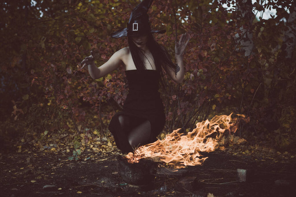 Žena v gotickém stylu čarodějnice vzhled, koncept jednoduchých nápadů Halloween - Fotografie, Obrázek
