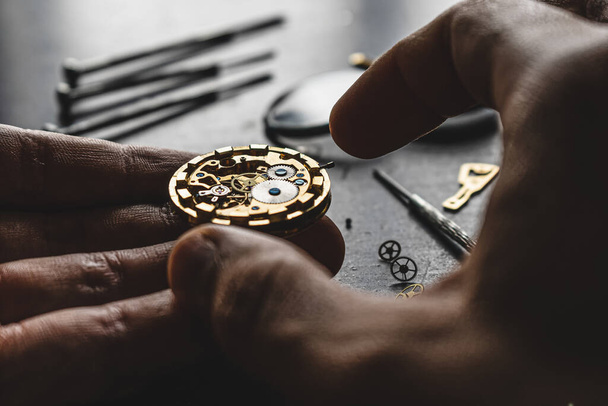 Horlogemaker is repearing mechanische polshorloge - Foto, afbeelding