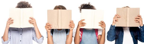 imagem horizontal de alunas multiculturais e meninos de escola cobrindo rostos com livros isolados em branco  - Foto, Imagem