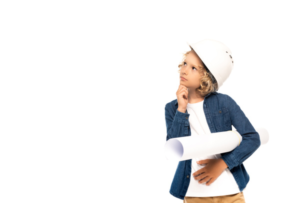Nachdenklicher Junge in Schutzhelm und Architektenkostüm mit Blaupause auf weißem Hintergrund - Foto, Bild