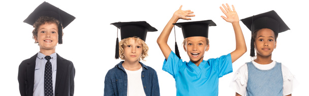 πανοραμική καλλιέργεια πολυπολιτισμικών παιδιών σε καπέλα αποφοίτησης ντυμένος με κοστούμια των διαφόρων επαγγελμάτων κοντά στο παιδί με υψωμένα χέρια απομονώνονται σε λευκό  - Φωτογραφία, εικόνα