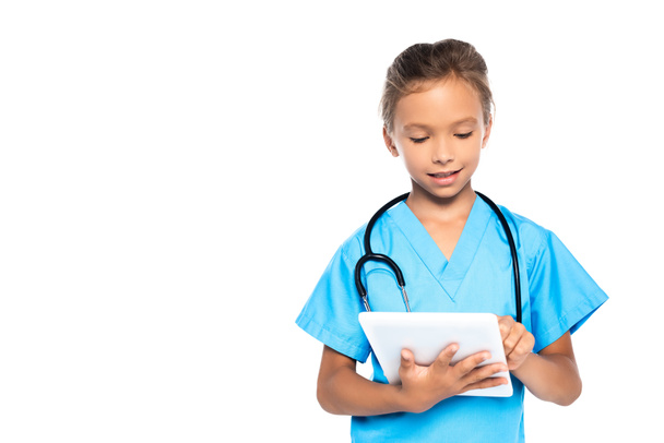 niño disfrazado de médico usando tableta digital aislada en blanco  - Foto, Imagen