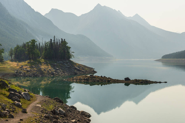 prachtig landschap met rustig meer en schilderachtige bergen in Jasper National Park, Alberta, Canada - Foto, afbeelding