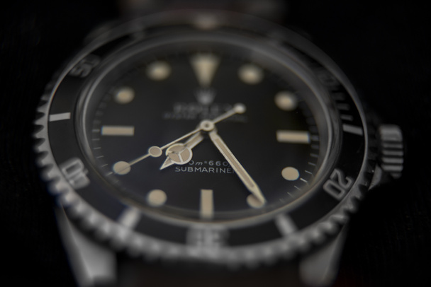 Siyah arka planda nadir bulunan Rolex denizaltı dalgıcının kol saati. Yüksek kalite fotoğraf - Fotoğraf, Görsel