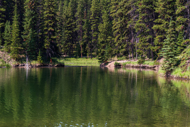 prachtig landschap met rustig meer en schilderachtige bergen in Jasper National Park, Alberta, Canada - Foto, afbeelding