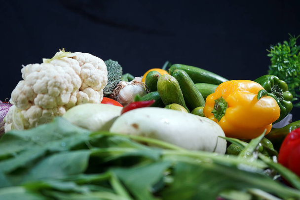 Verse Gemengde groentetomaten, wortel, groene chili en citroen geïsoleerd op de zwarte achtergrond. Verse kleurrijke groenten   - Foto, afbeelding