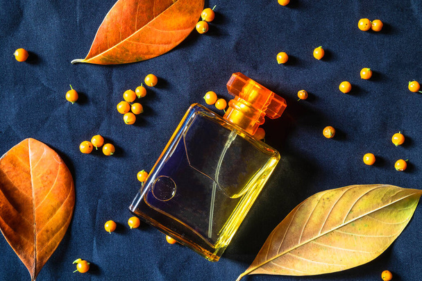 Пляшка парфумів і золоті парфуми На чорному тлі - Фото, зображення