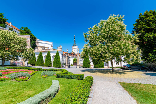 チェコ共和国ミクーロフ町にある聖ヴァーツラフ教会の塔。パラヴァの丘のブドウ畑の近くの有名な都市。南モラヴィア地方のワイン産地. - 写真・画像