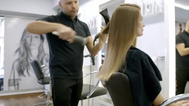 cabeleireiro seca menina cabelo no salão
 - Filmagem, Vídeo