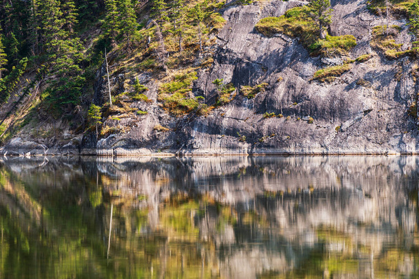 красивый пейзаж, отраженный в спокойном озере в национальном парке Джаспер, Альберта, Канада - Фото, изображение