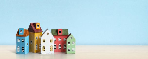Casa multicolor en miniatura de madera sobre mesa de madera. - Foto, Imagen