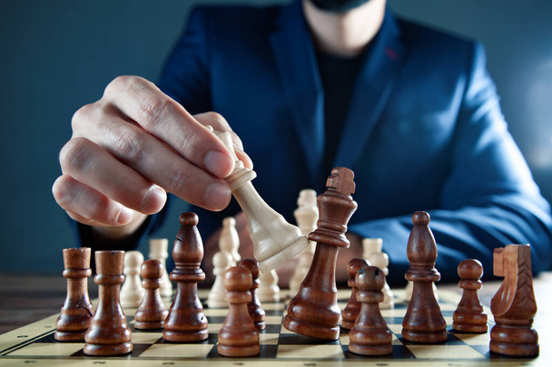 man play chess on board - Foto, immagini