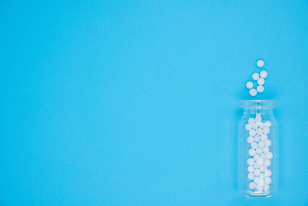Гомеопатия - концепция гомеопатии с гомеопатическими таблетками - Фото, изображение