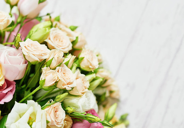 Flowers for women's day. Mother's day greeting card. Bouquet of flowers eustoma and roses in vase. Happy Birthday! Valentine's day gift. 14 February. I love you concept. Flower delivery.Flower shop. - Foto, Imagem