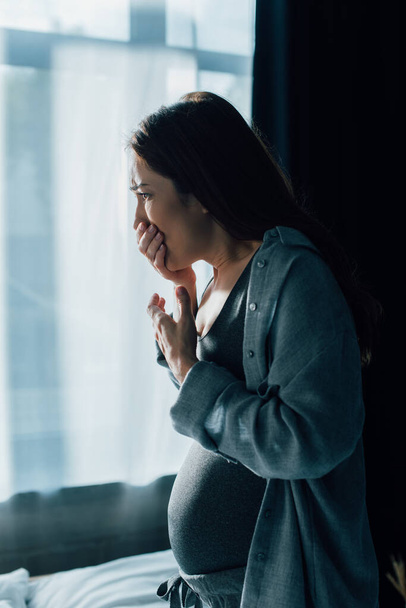 brunetka w ciąży kobieta obejmujące usta podczas mając nudności w domu - Zdjęcie, obraz