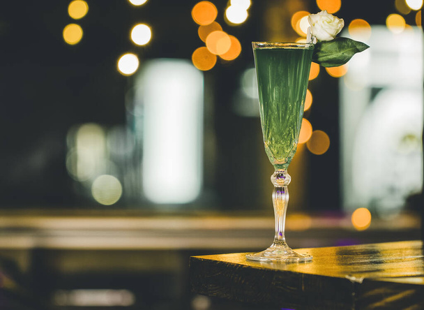Belos cocktails de verão no bar
 - Foto, Imagem