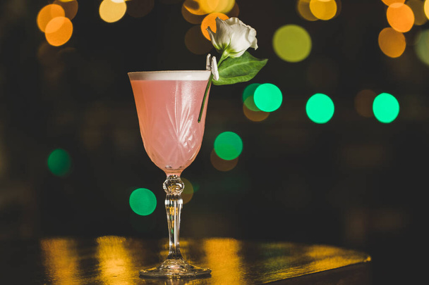 Гарні літні коктейлі в барі
 - Фото, зображення